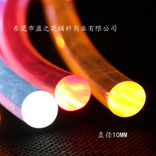 一辆轿车后挡风改装强光频闪灯具：盯着看两秒眼睛生疼